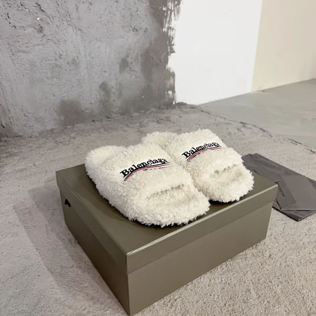 Balenciaga Slippers Embroidered Logo Teddy product detail image 12