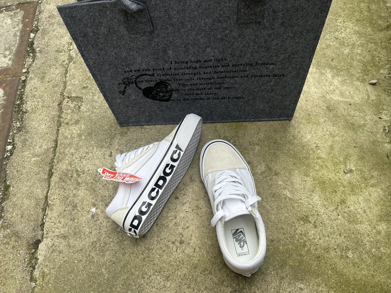(spot) independent CDG x Vans board shoes received the same difference as the picture on the market yellow bottom version (feet thin shot one yard smaller)