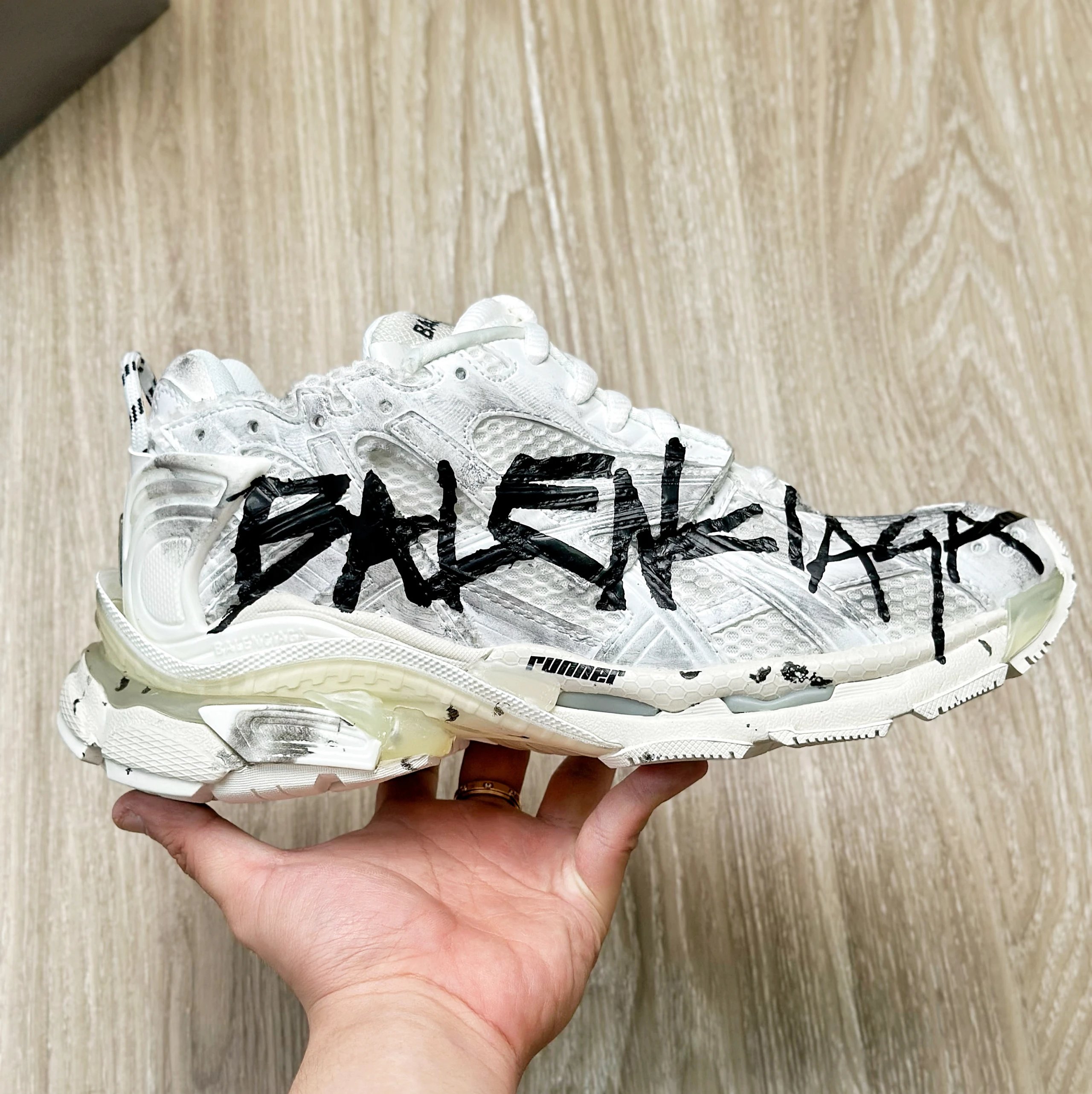 RUNNER GRAFFITI WHITE/BLACK 9010
