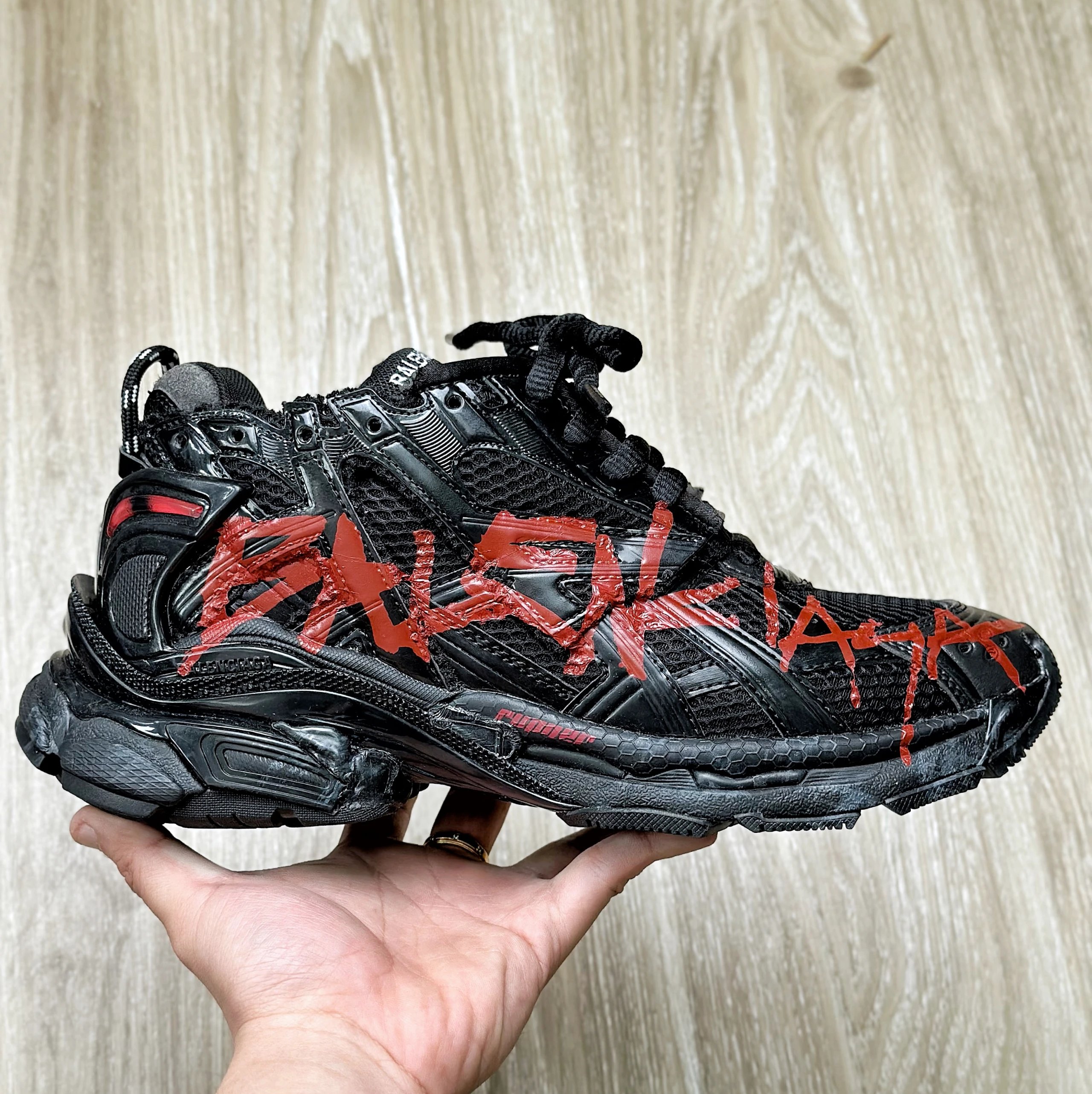 RUNNER GRAFFITI BLACK/RED 1060