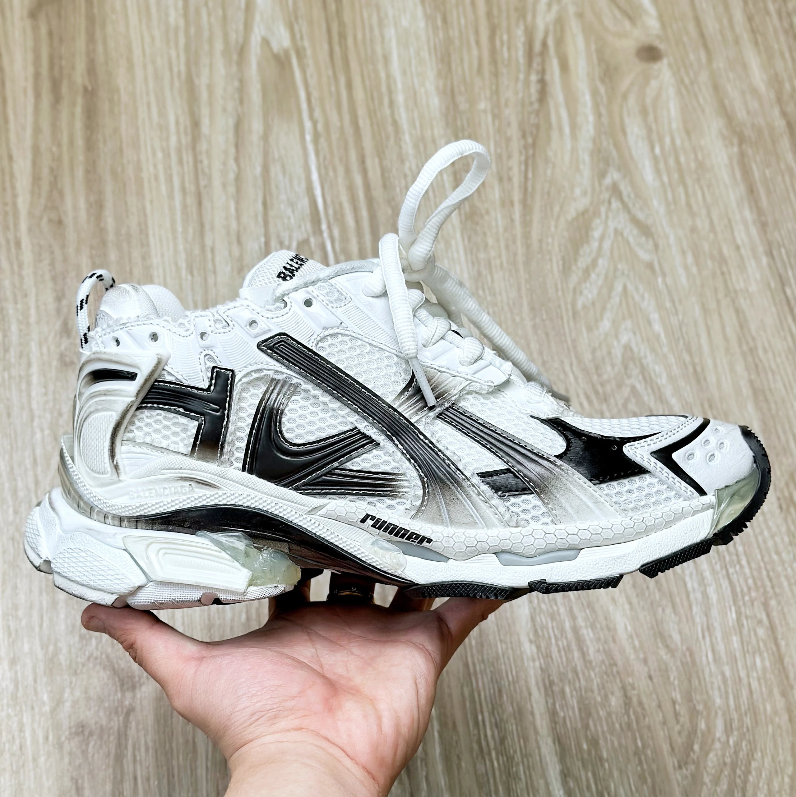 RUNNER GRADIENT WHITE/BLACK 9010