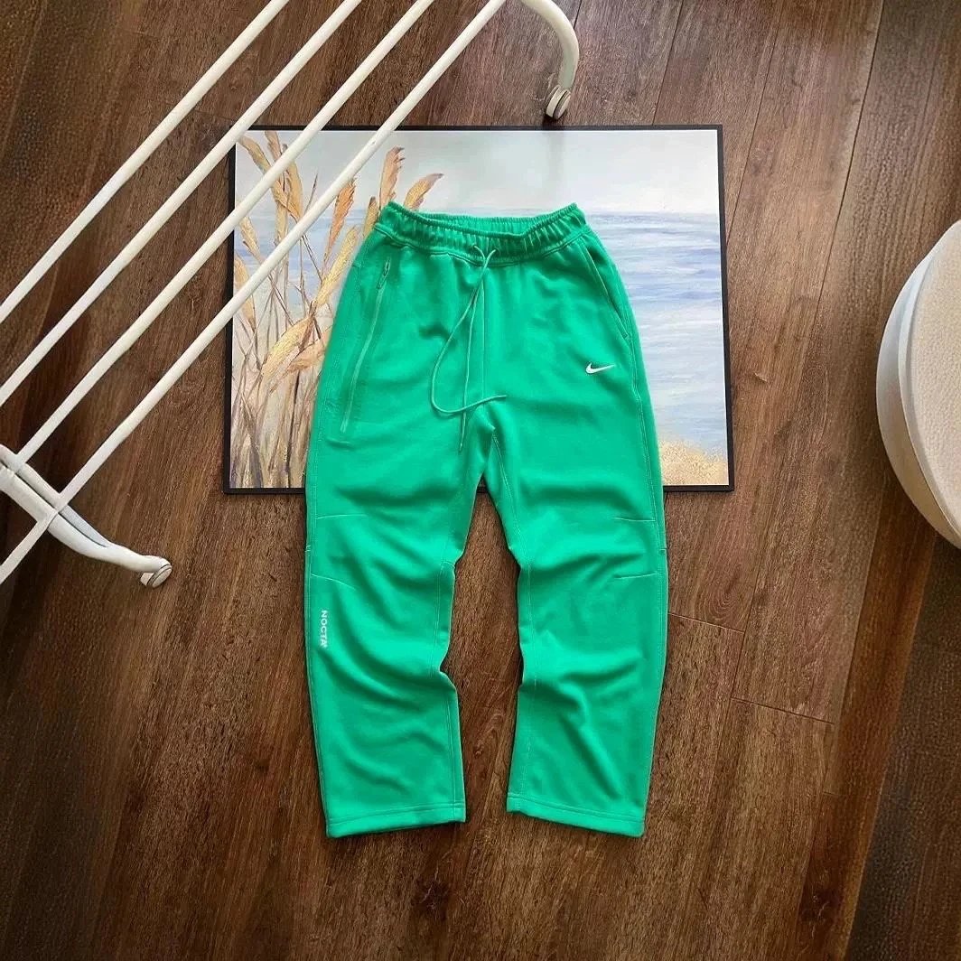 green pant