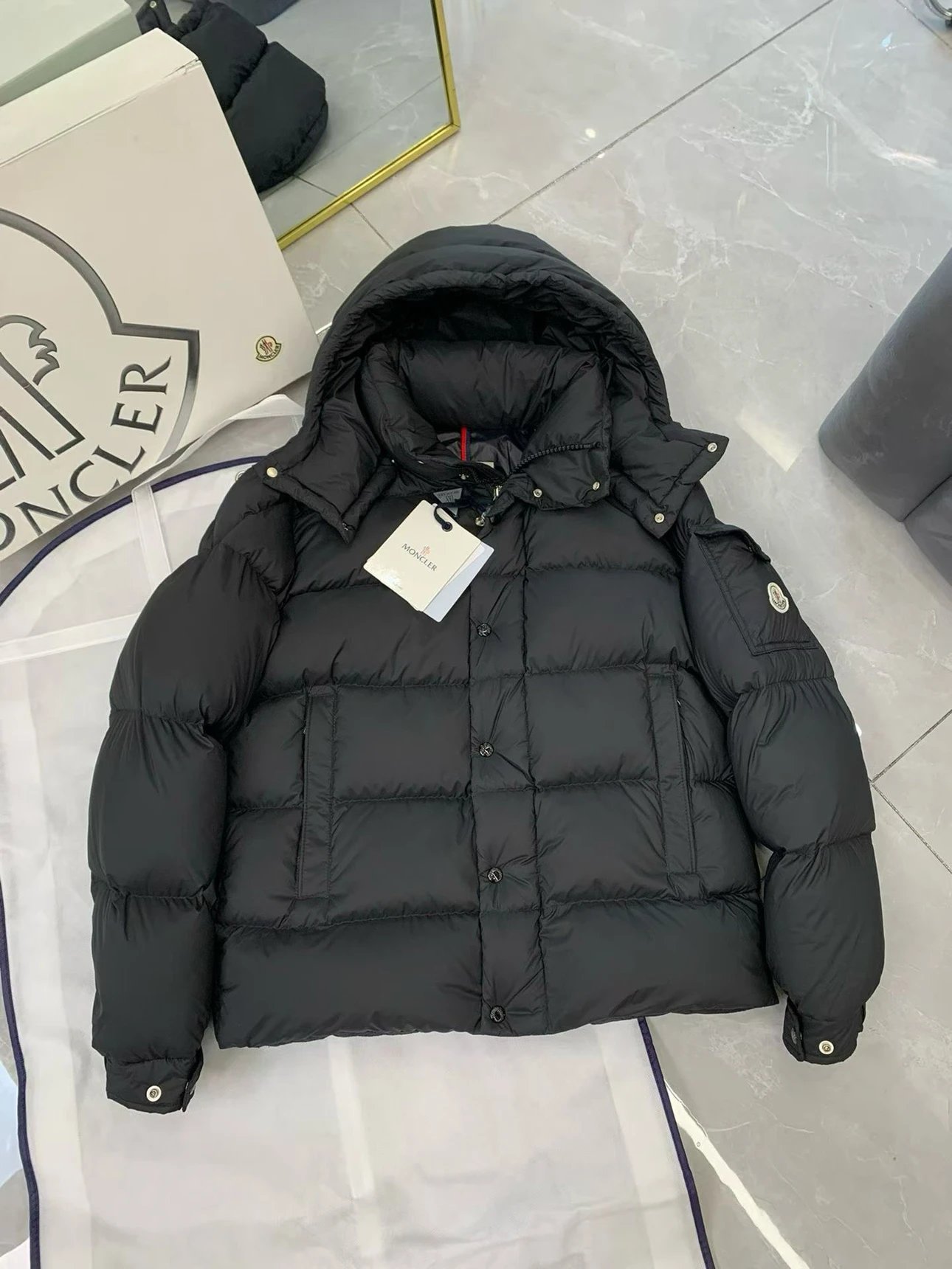 新Moncler蒙口Vezere短款羽绒服 黑色哑光连帽款