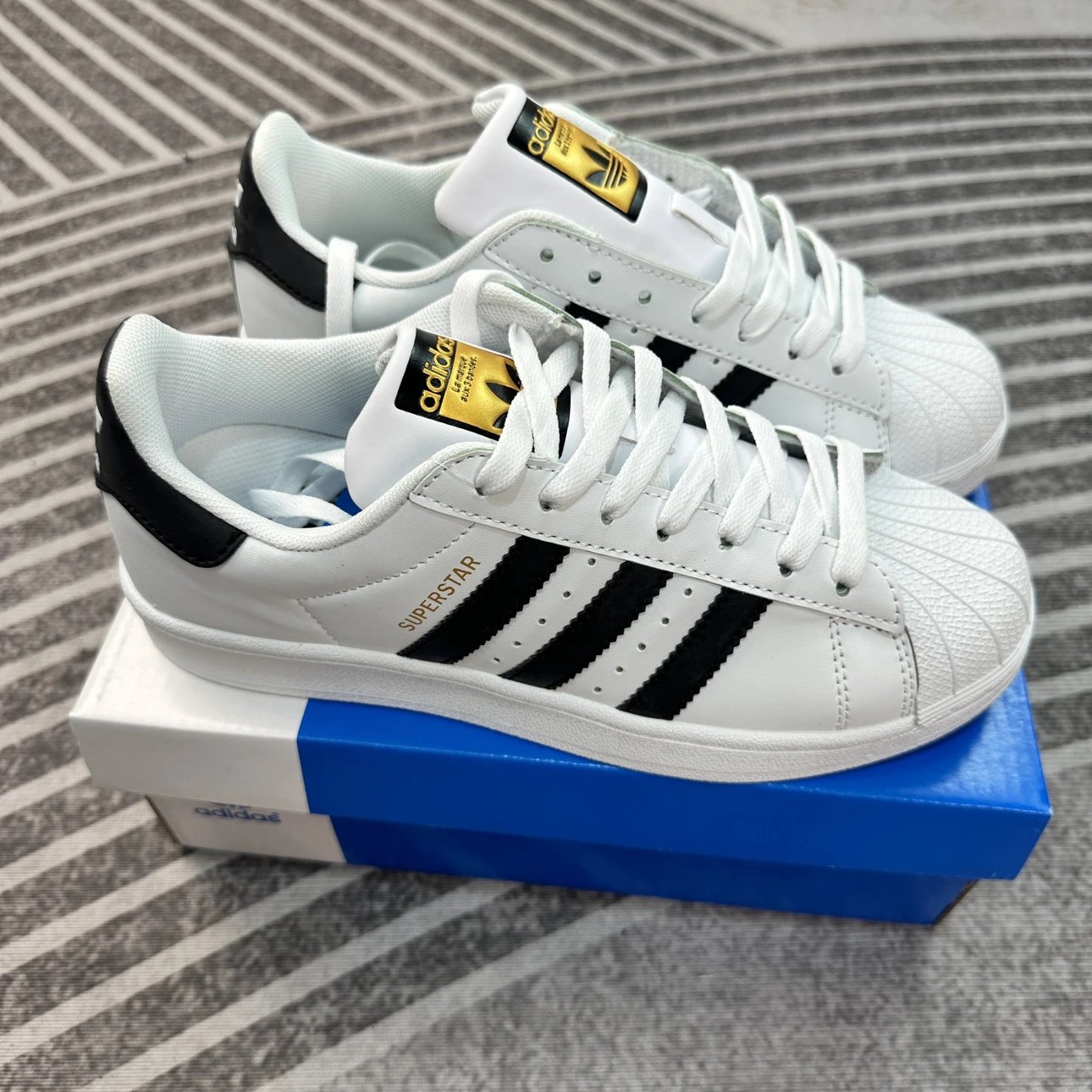 Cashback offer featuring a reputable old factory XP version, soft blue sole, originally Tmall-supplied with rave reviews, distinguished from knockoffs — ADIDAS Originals Superstar Shell Toe White/Gold