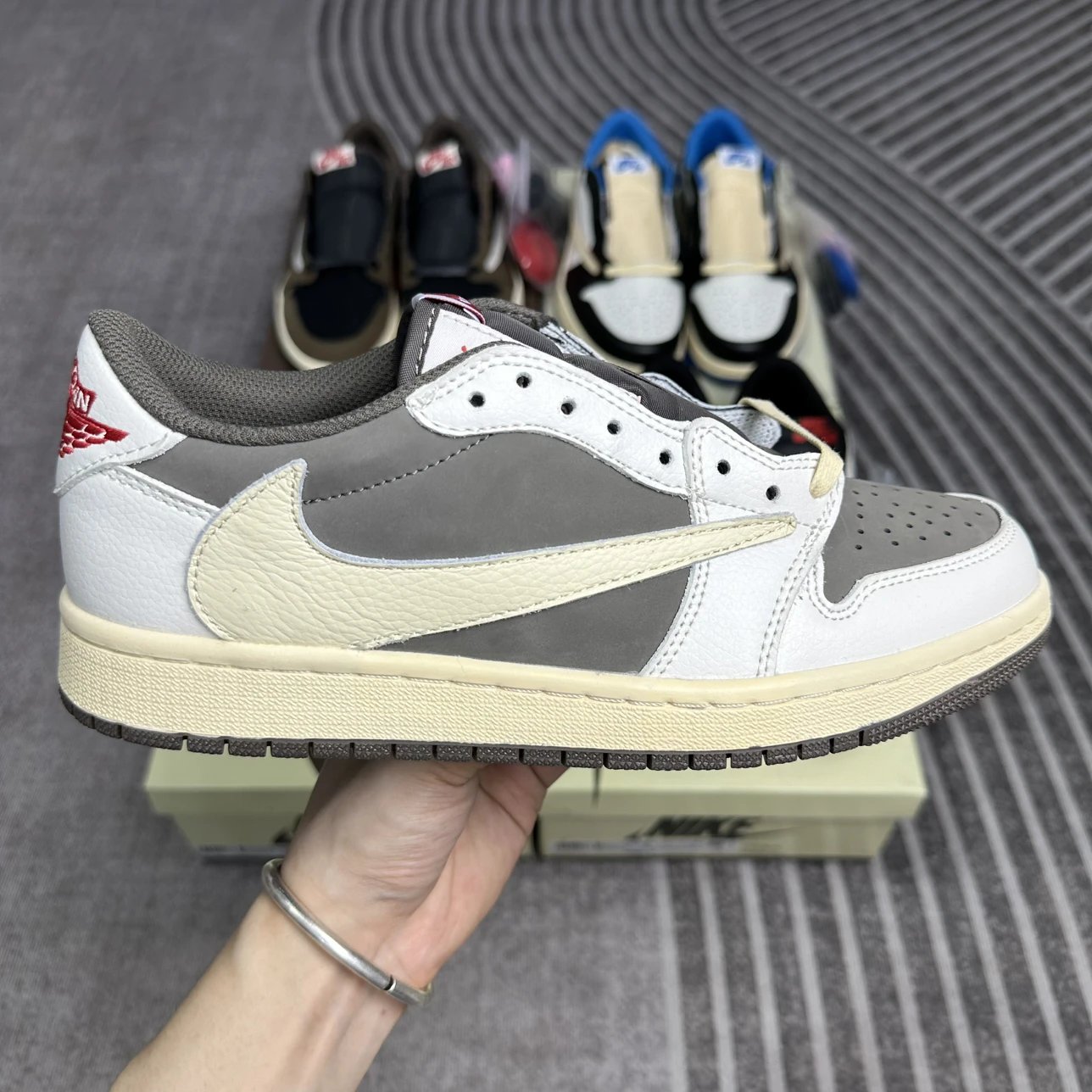 【S版】外贸订单福利特价/头层带刷色/Travis Scott x Jordan Air Jordan 1 二层绒面皮皮革 潮流复古 低帮 篮球鞋 男女同款 白棕色 反转摩卡 倒钩3.0