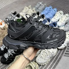 Balenciaga Sneaker Tess 3.0 (no light version), a third-generation outdoor concept shoe in pure black from Balenciaga, is an exclusive pure original version with precise alignment of details. It is an official private model combination with a large sole and an original large box. It is a top tier foreign trade shoe from the inside out
