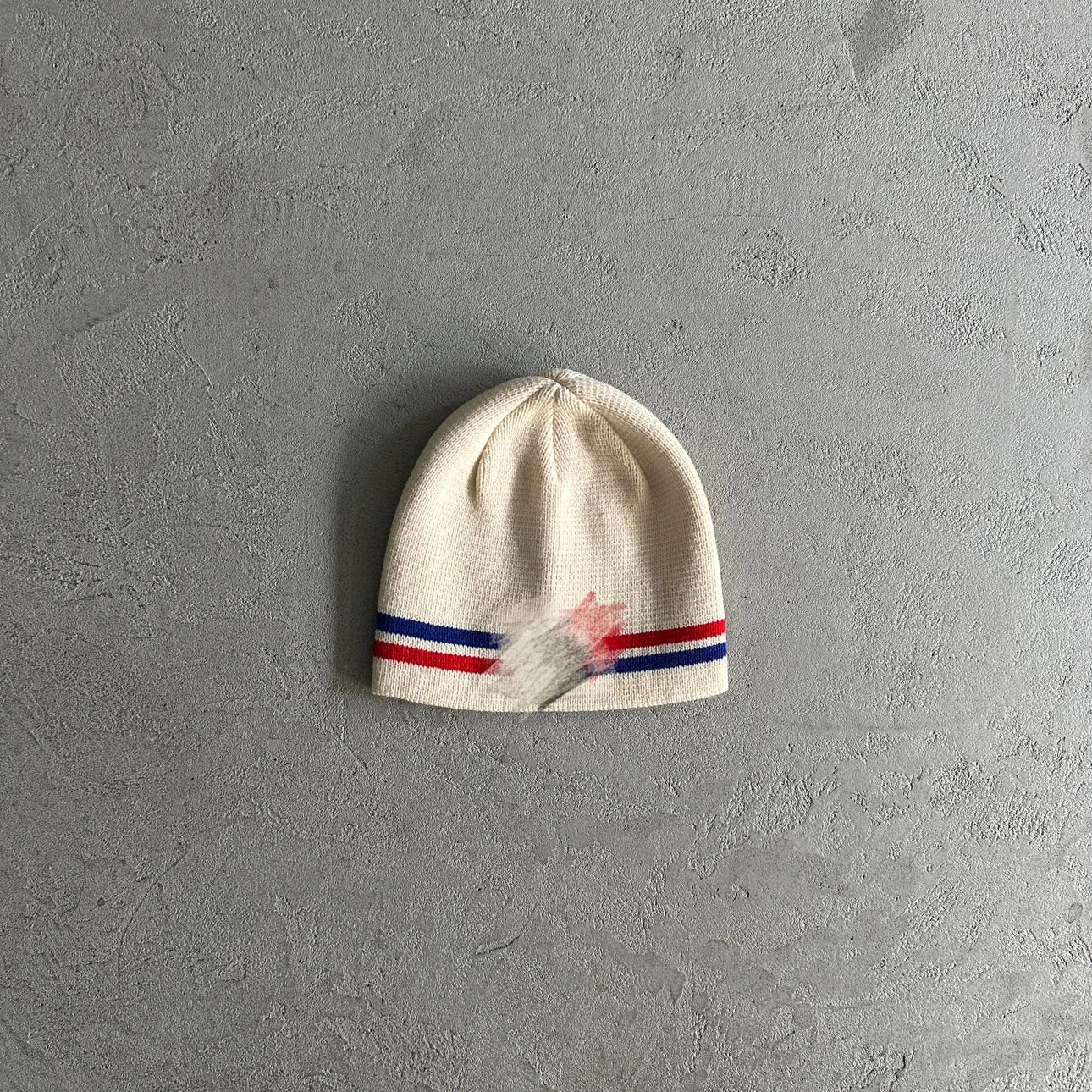 Embroidered cold hat in the middle - white, red, and blue