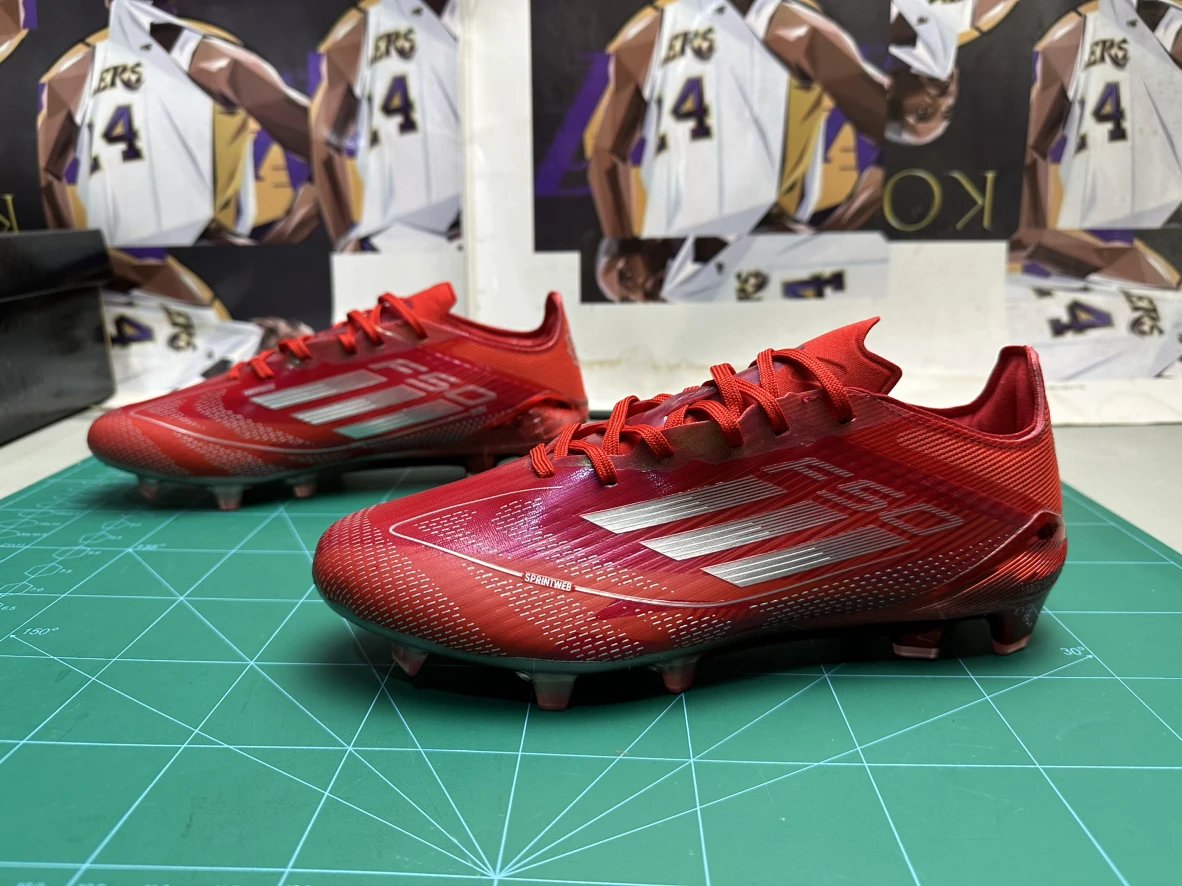 F50 are lightweight, comfortable and wear-resistant anti-slip and wear-resistant football shoes for competition!