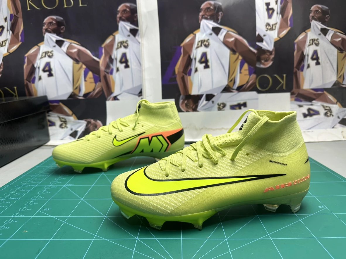 Mercurial 16 is a comfortable, soft, wear-resistant and lightweight game-specific football shoe!