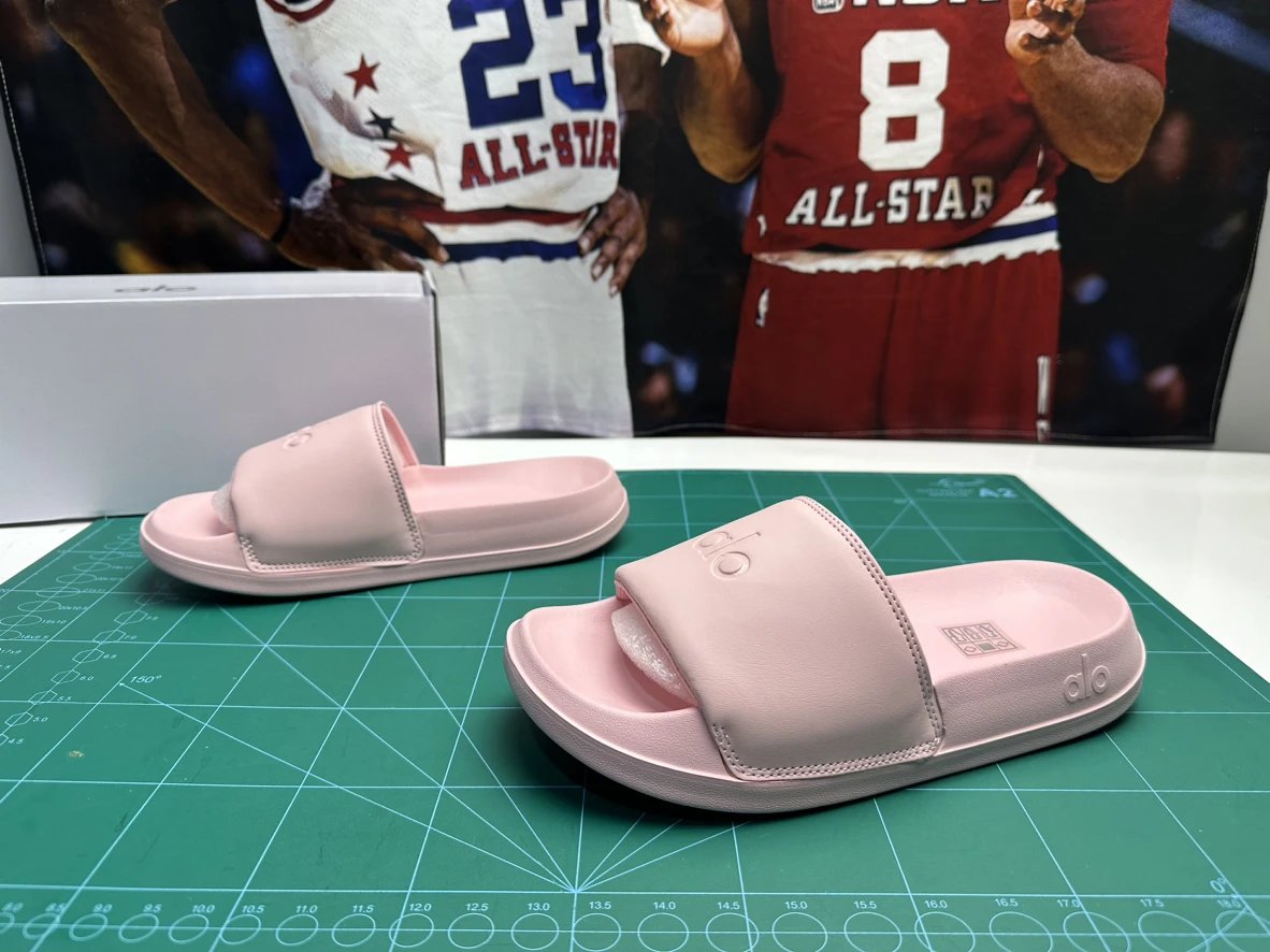alo yoga The It Slide2 comfortable and versatile slippers made of super elastic material!