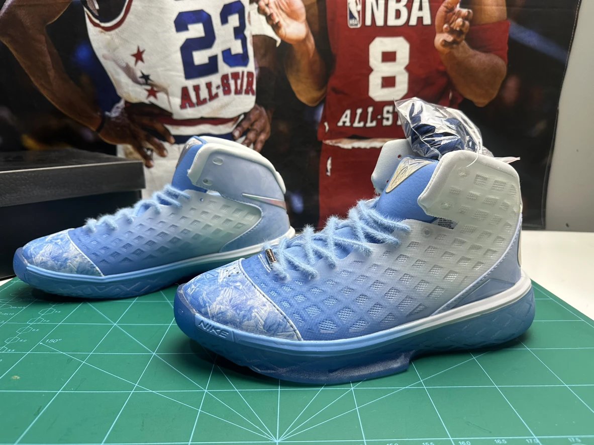 Kobe 3 practical basketball shoes with real carbon fiber and high elastic rubber sole!