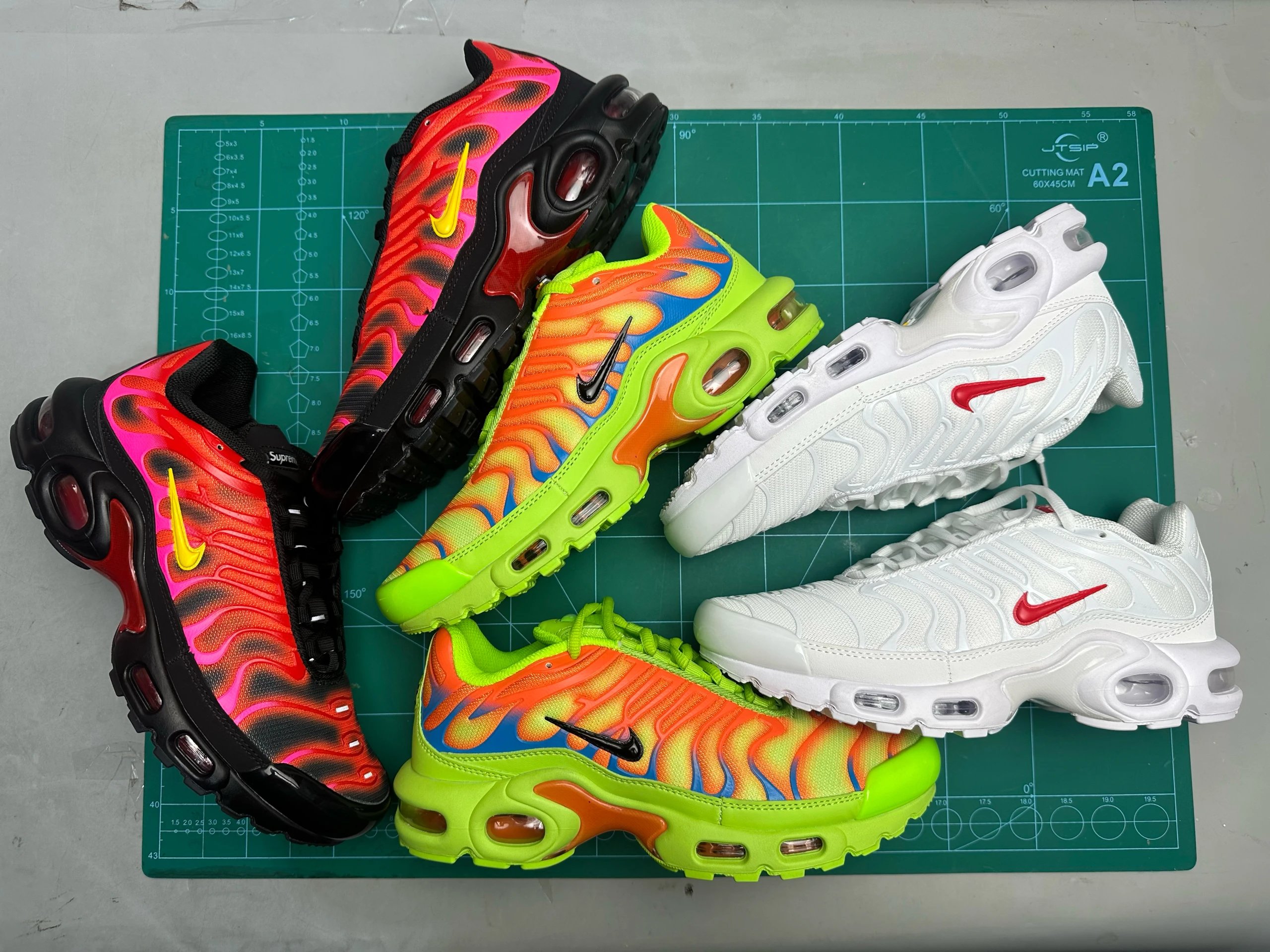 AIR MAX PLUS large air cushion, PU midsole, RB outsole, mid waist with TPU, classic high-end quality, constantly updated colors, long-term restocking, never out of stock, rest assured to place orders, main promotion!
