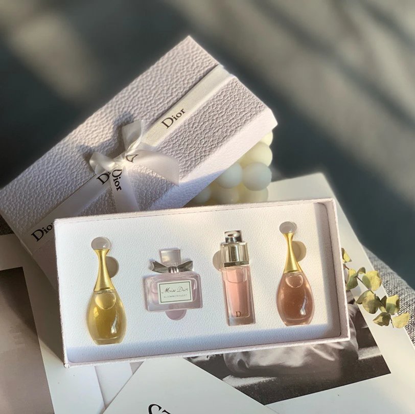 DIOR 4 SETS