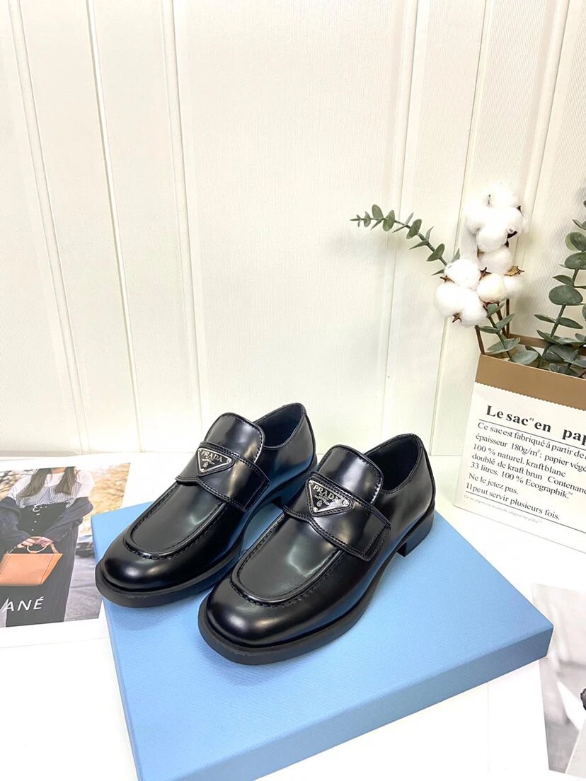 2083面料进口开边珠
内里进口水染牛皮
垫脚进口水染牛皮
大底原版开模成型底
码数353940 41定制不退换