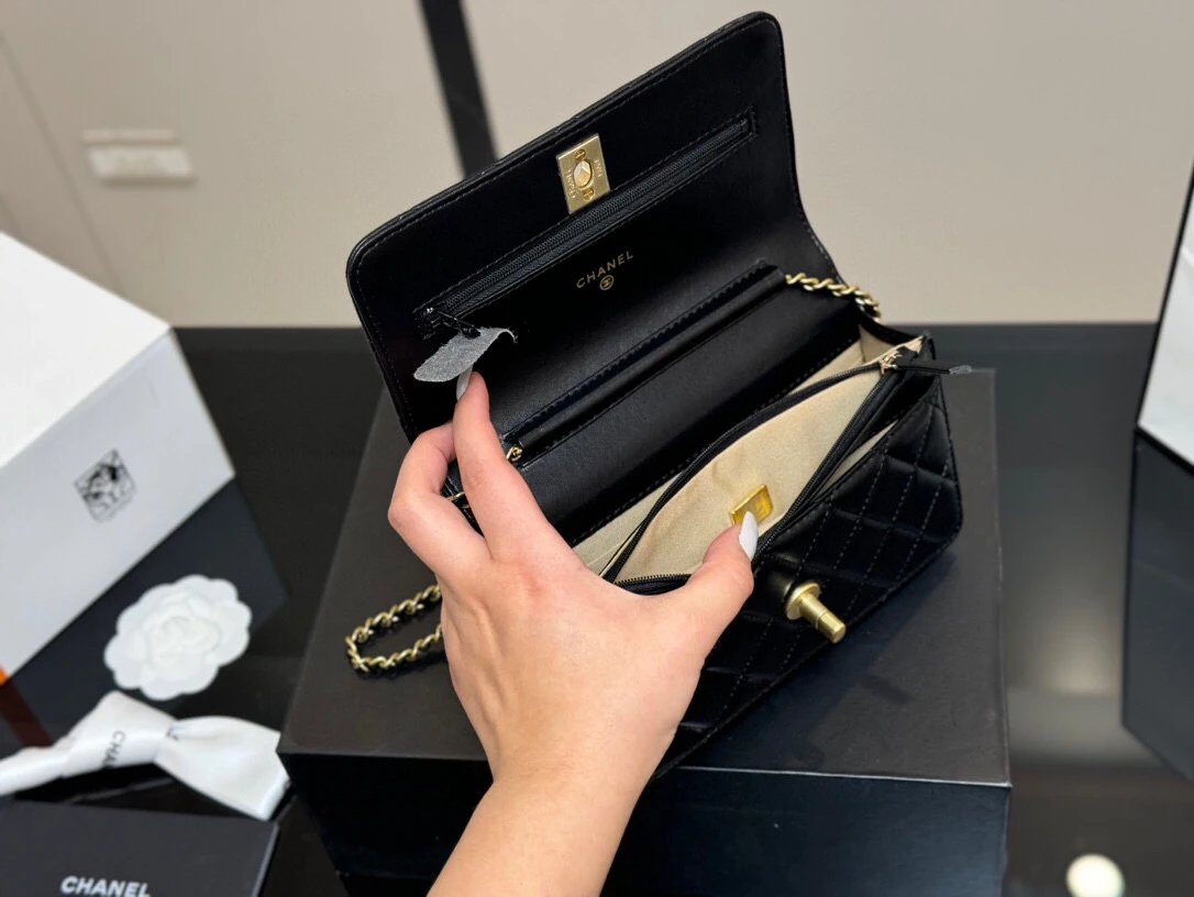 size 1912cm
新款金球发财包 woc 
品质很不错
包包有卡位 有暗袋很实用 10