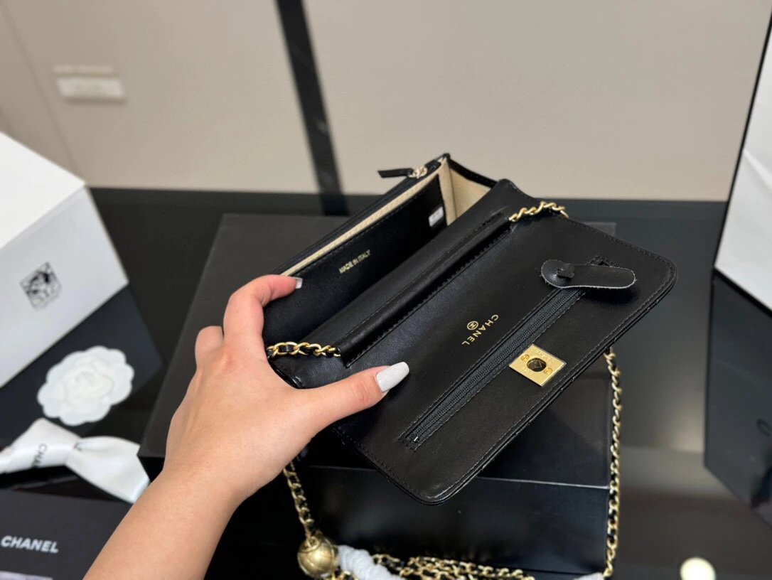 size 1912cm
新款金球发财包 woc 
品质很不错
包包有卡位 有暗袋很实用 11