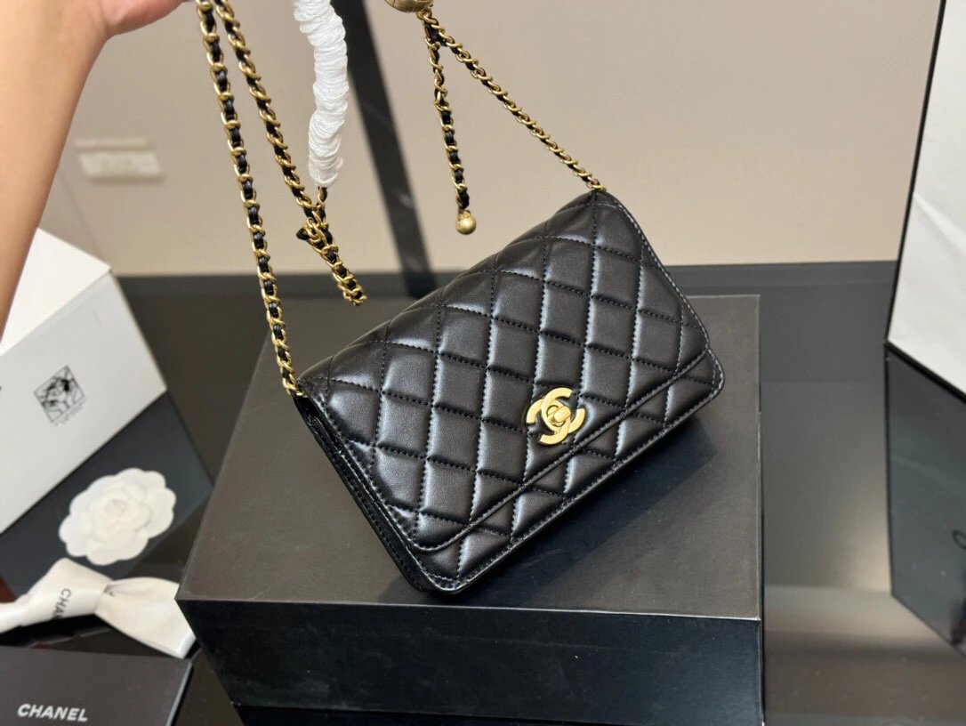 size 1912cm
新款金球发财包 woc 
品质很不错
包包有卡位 有暗袋很实用 8