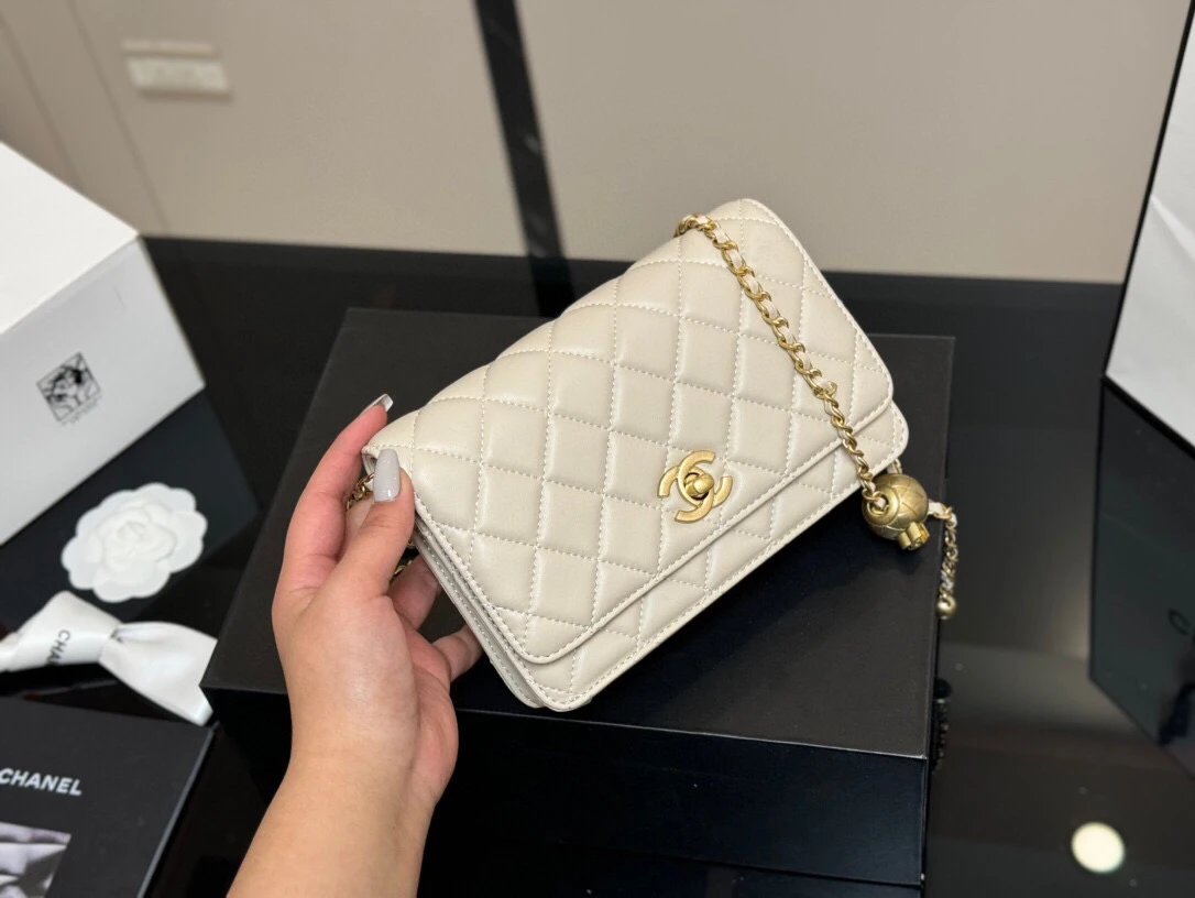size 1912cm
新款金球发财包 woc 
品质很不错
包包有卡位 有暗袋很实用 5