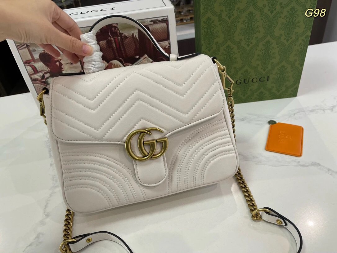 size 2618cm

牛皮 手提邮差包
单肩可斜挎可手拎链条可拆卸
双G 刺绣爱心 牛皮皮质非常有质感容量也很大很适合日 6