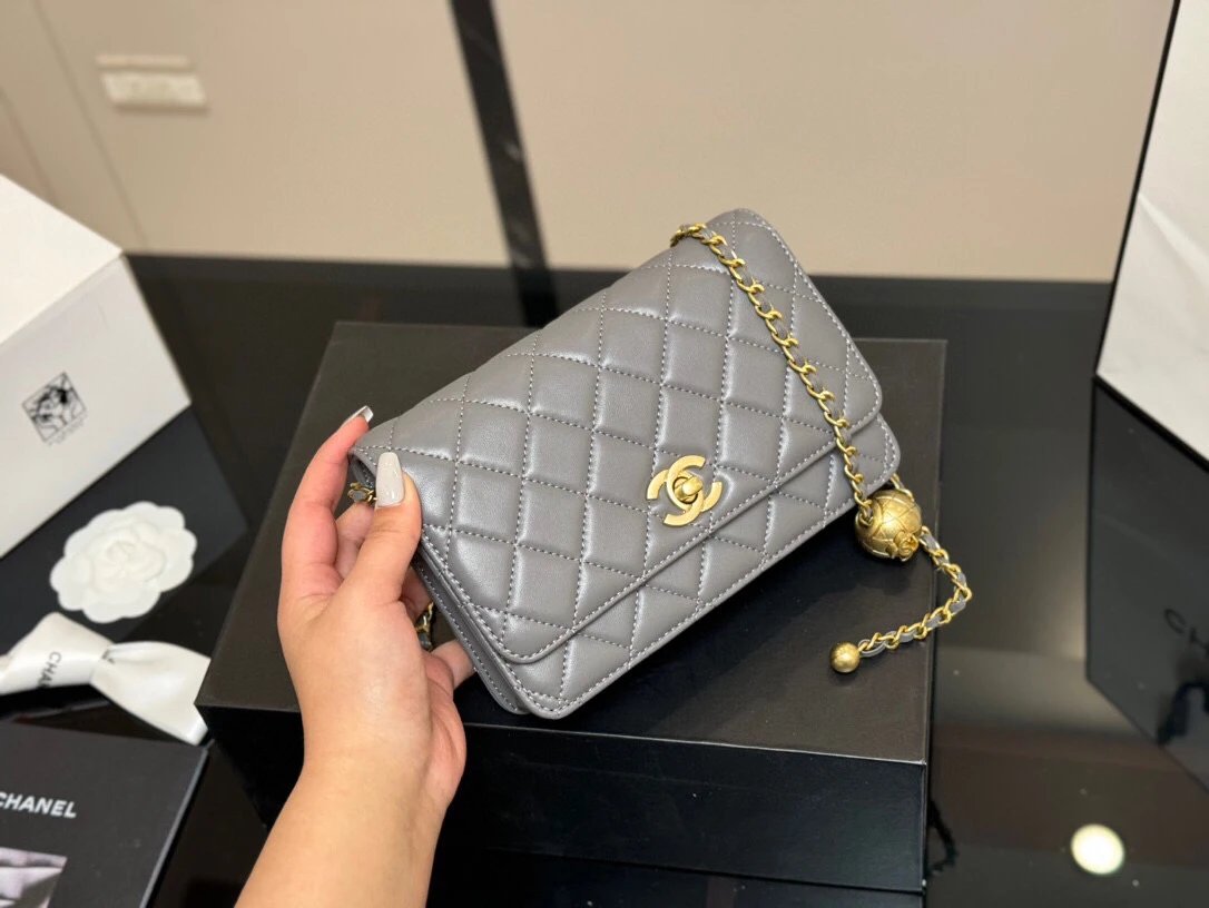 size 1912cm
新款金球发财包 woc 
品质很不错
包包有卡位 有暗袋很实用 3