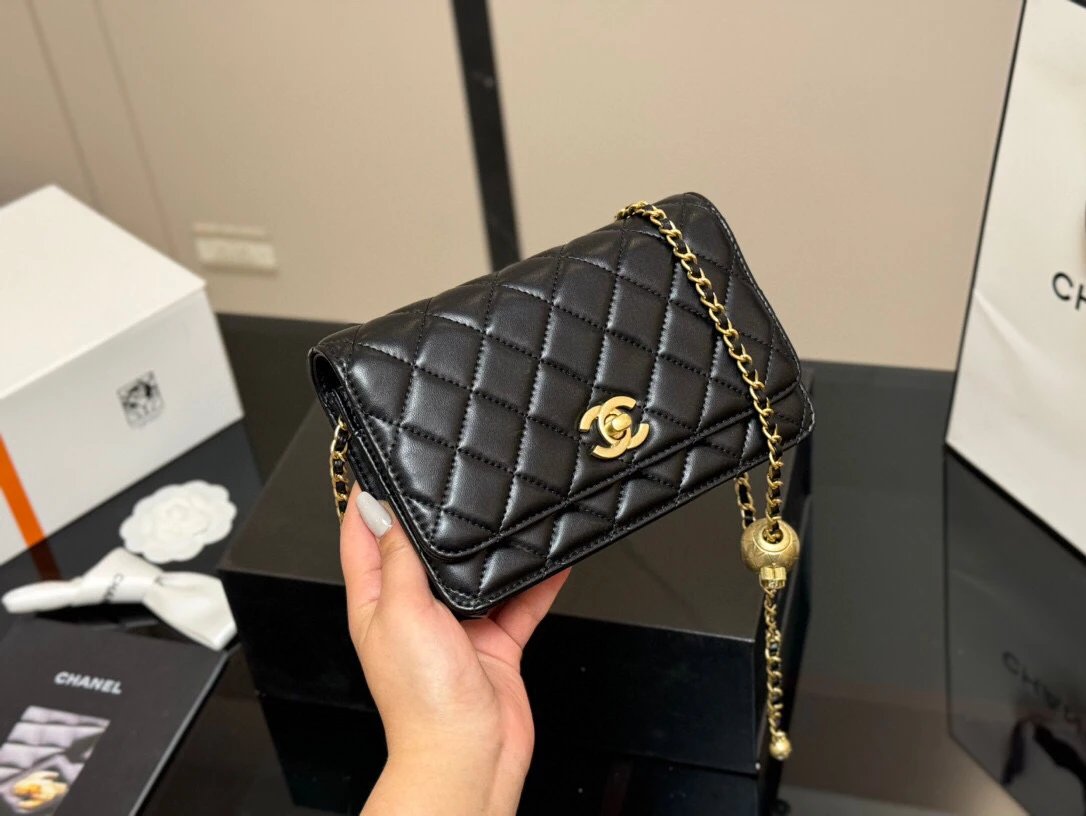 size 1912cm
新款金球发财包 woc 
品质很不错
包包有卡位 有暗袋很实用 14