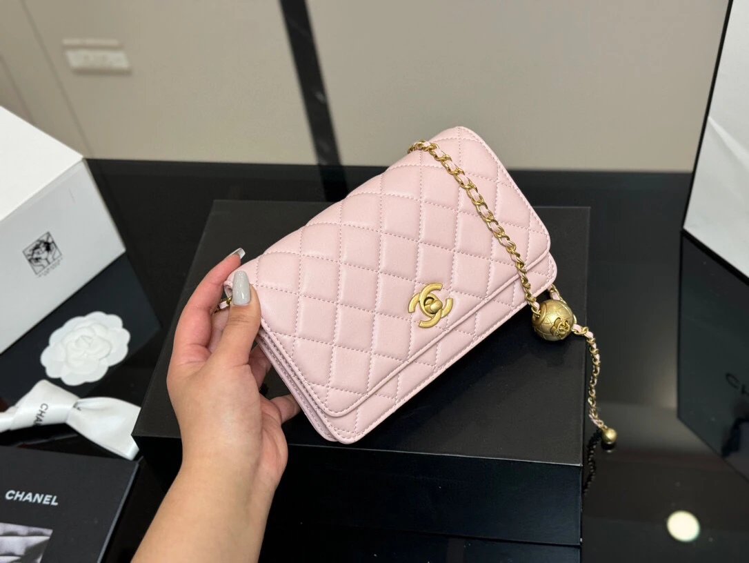 size 1912cm
新款金球发财包 woc 
品质很不错
包包有卡位 有暗袋很实用 6