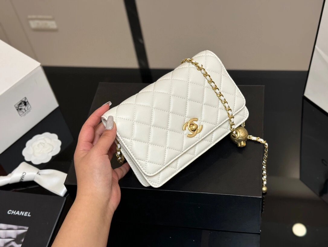 size 1912cm
新款金球发财包 woc 
品质很不错
包包有卡位 有暗袋很实用 4