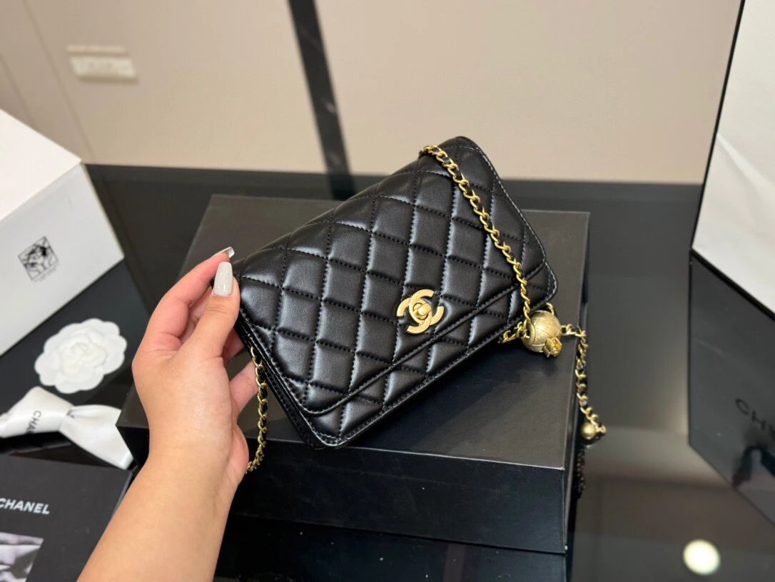 size 1912cm
新款金球发财包 woc 
品质很不错
包包有卡位 有暗袋很实用 7