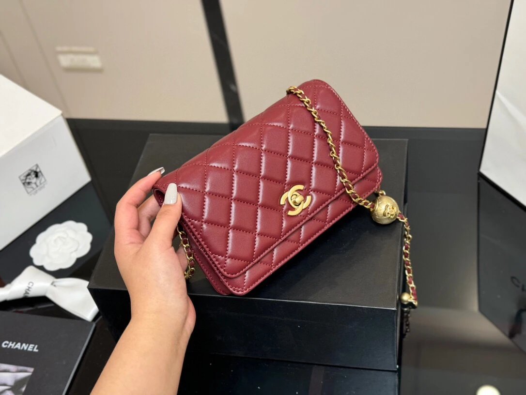size 1912cm
新款金球发财包 woc 
品质很不错
包包有卡位 有暗袋很实用 2