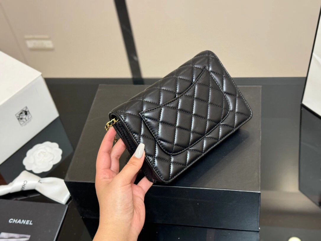 size 1912cm
新款金球发财包 woc 
品质很不错
包包有卡位 有暗袋很实用 13