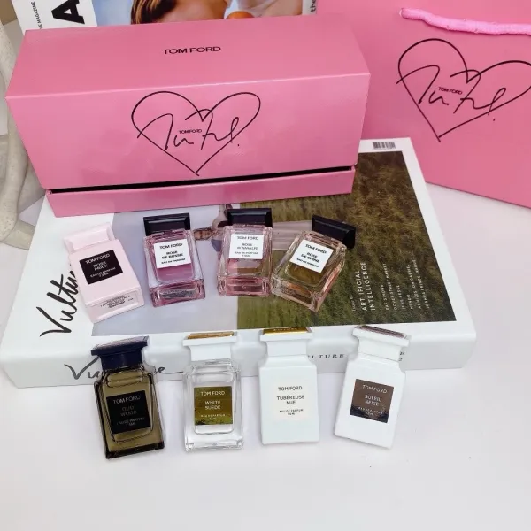 Tom Ford Rose Prick, Rose de Blush, Rose d'Amalfi, Rose de Chine, Oud Wood, White Suede, Tubéreuse Nue, Soleil Neige Eau de Parfum Miniatures - 1