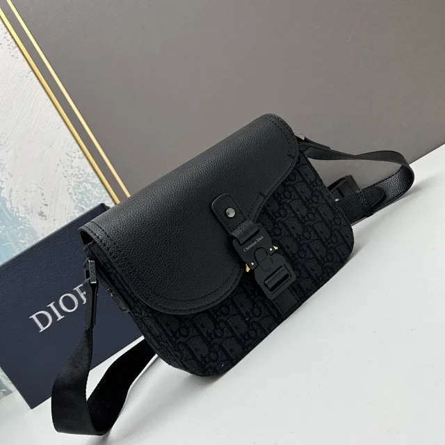 Dior Crossbody Bags Flap Buckle Messenger Bag product detail image 2