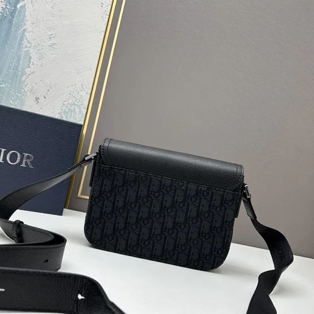Dior Crossbody Bags Flap Buckle Messenger Bag product detail image 3