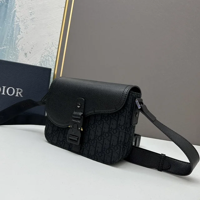 Dior Crossbody Bags Flap Buckle Messenger Bag product detail image 5