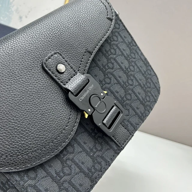 Dior Crossbody Bags Flap Buckle Messenger Bag product detail image 4