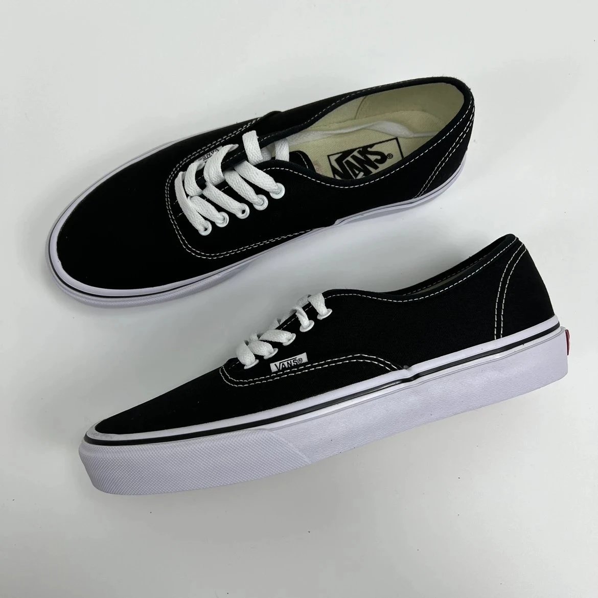 Aut White Black