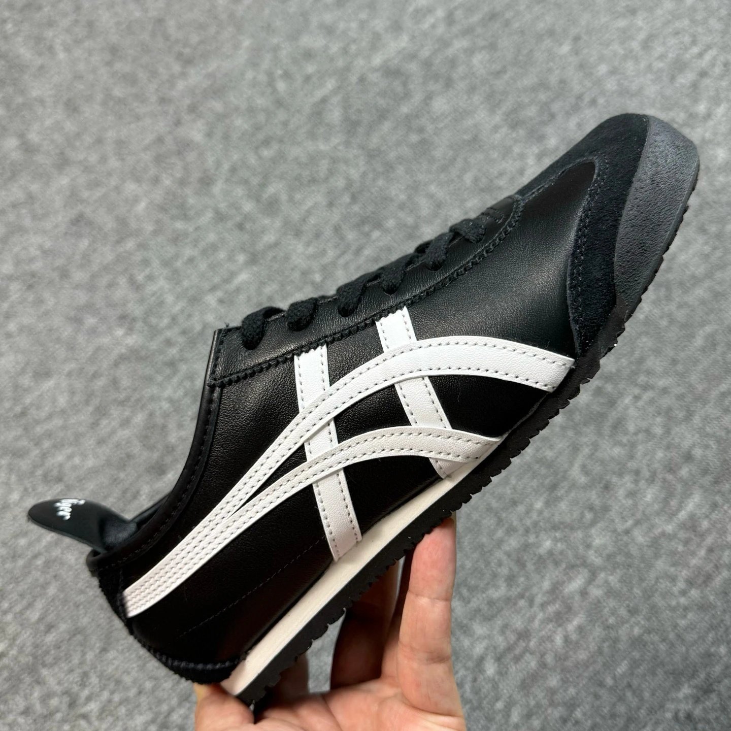 Black White 1183C102-001