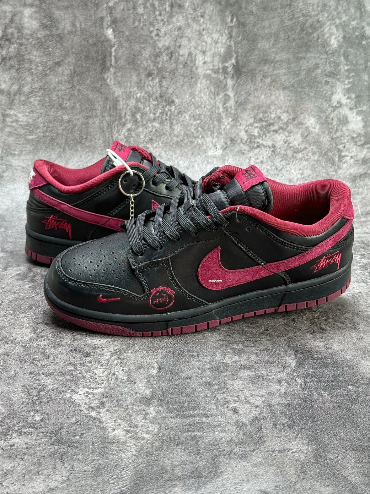 耐克 NIKE SB Dunk Low RETRO x Stussy 黑红小勾