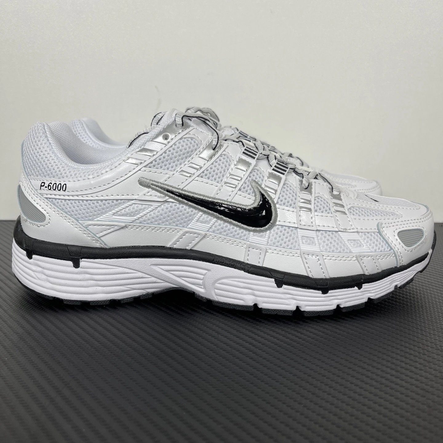 White and black CD6404-107