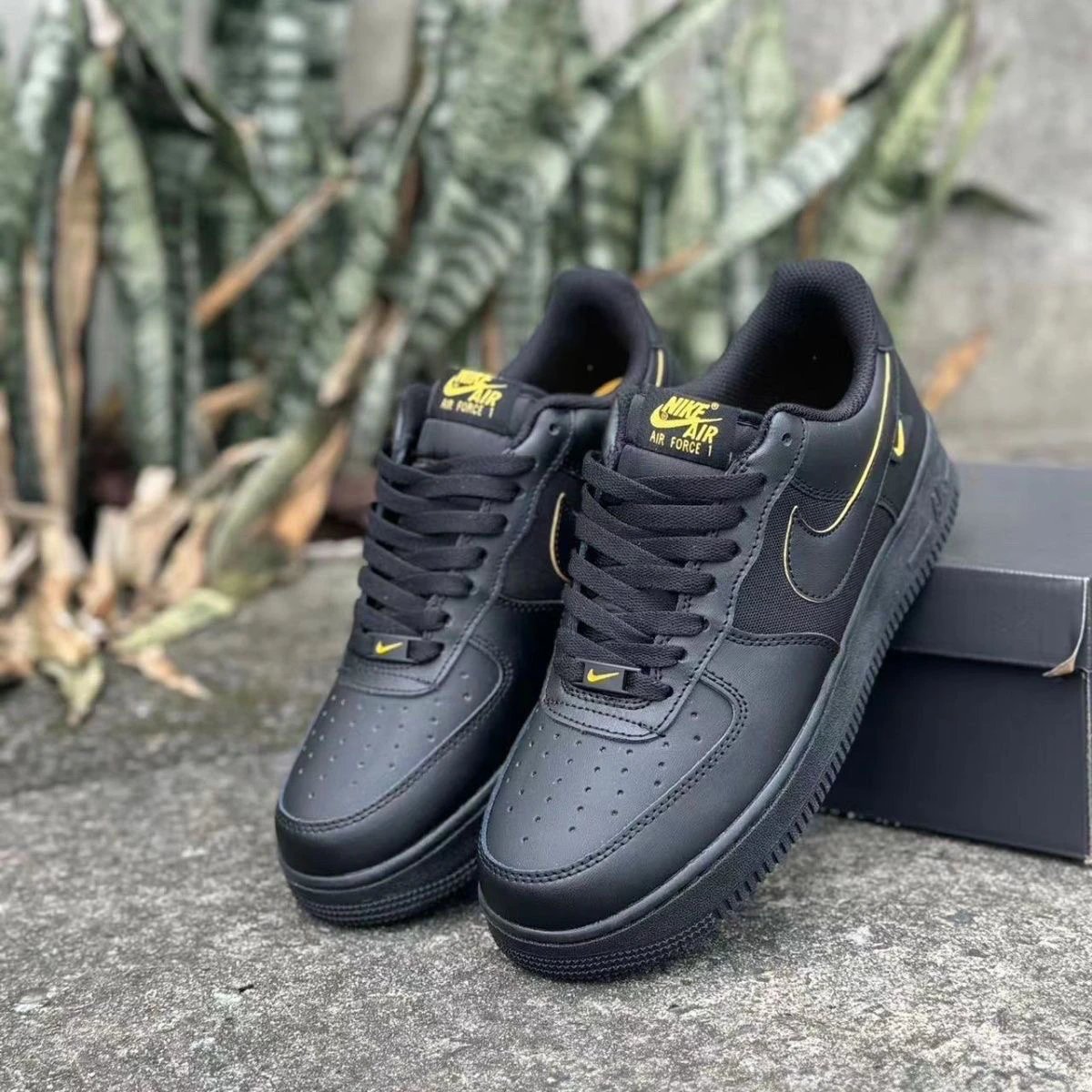 Sports shoes