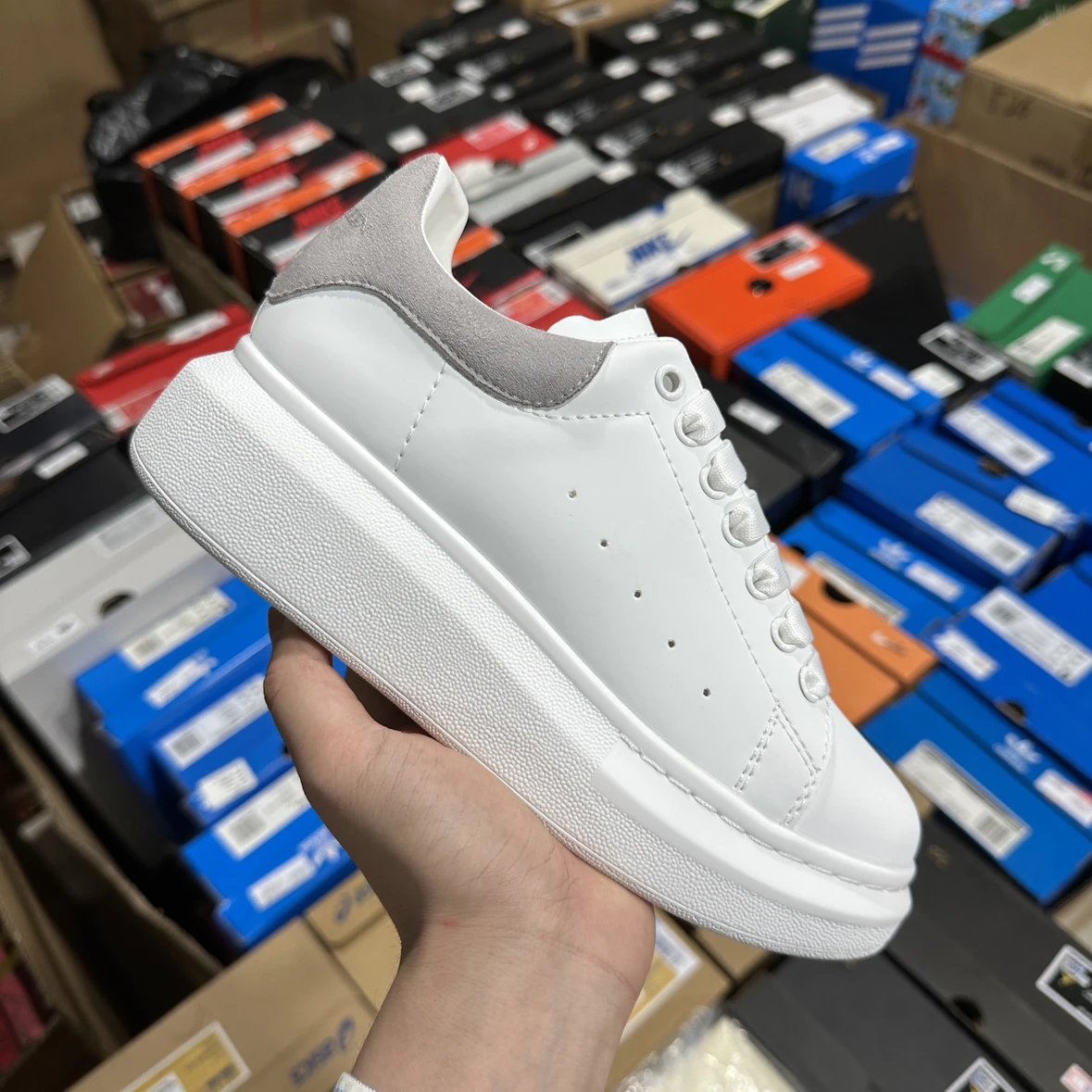 Factory first-hand guangdong goods alexander mcqueen white gray tail, original box and original label, complete accessories, inner test using goatskin material, latex insole, easiest for match height-increasing white shoes, alexander mcqueen oversized wide thick sole casual gray tail low ankle fashion sneakers