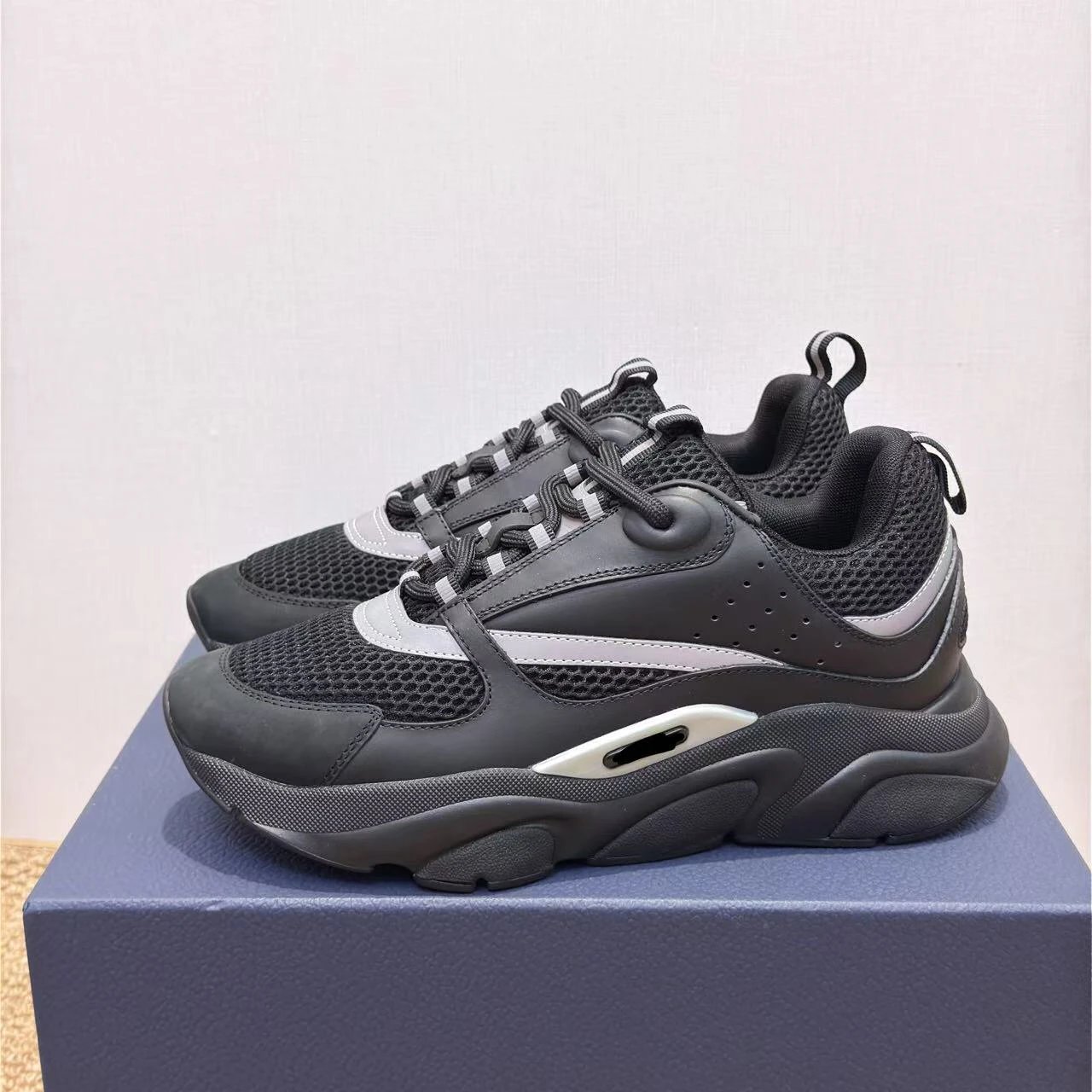 Dior Sneakers B22