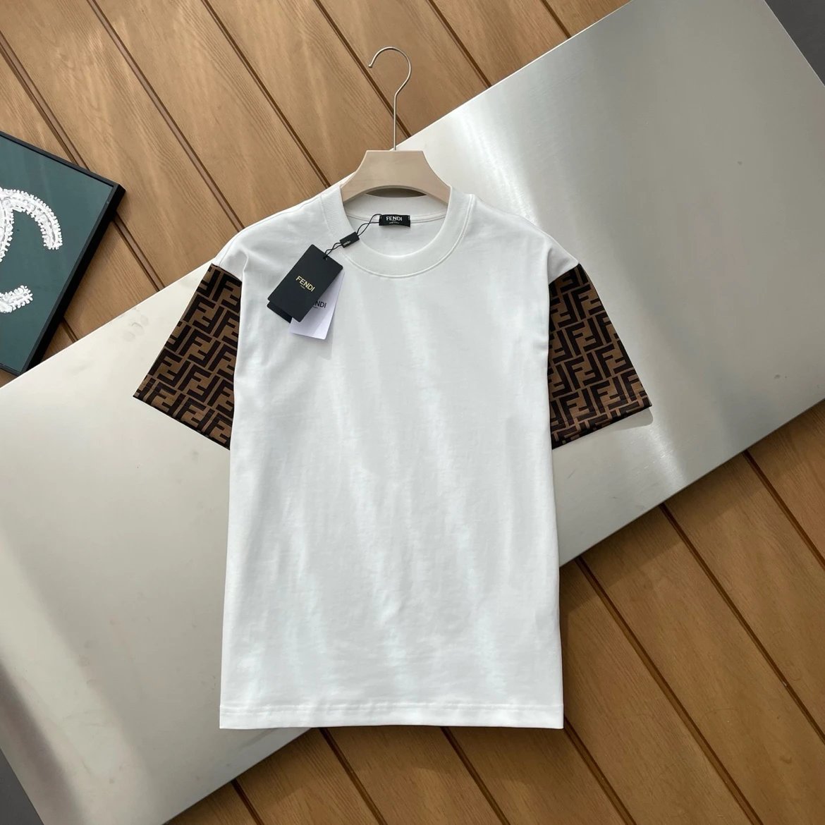 Splicing sleeve double F-letter printed short sleeved T-shirt