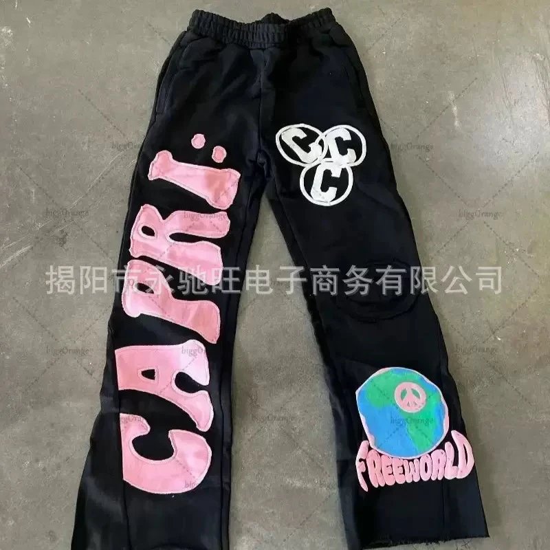 Design CAPRI x Free World Pink Graphic Sweatpants Black Sweatpants - 4