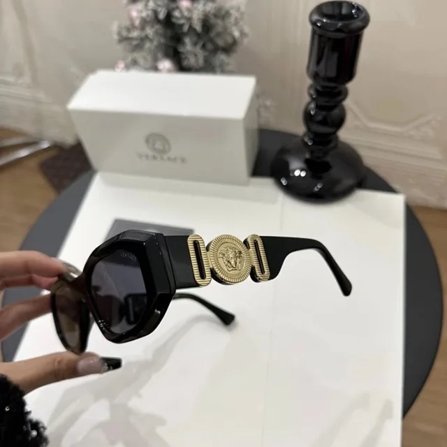 Versace Eyewear Rectangular sunglasses with gold Medusa temple details product detail image 4