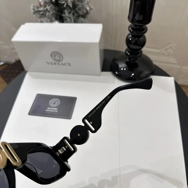 Versace Eyewear Rectangular sunglasses with gold Medusa temple details product detail image 5