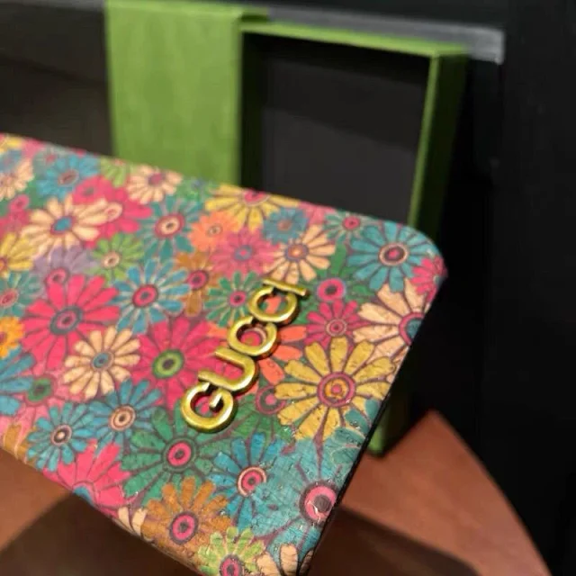 Gucci Phone Cases Floral and Butterfly Pattern Hard Case product detail image 7