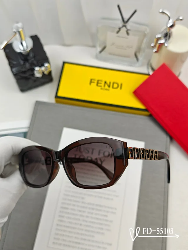 Fendi Eyewear Square sunglasses with FF-pattern temples product detail image 4