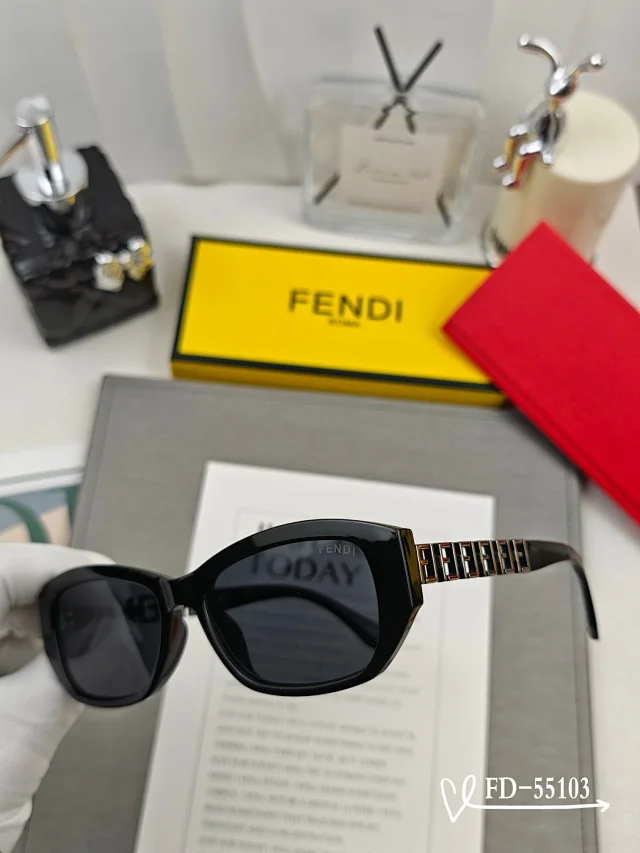 Fendi Eyewear Square sunglasses with FF-pattern temples product detail image 3