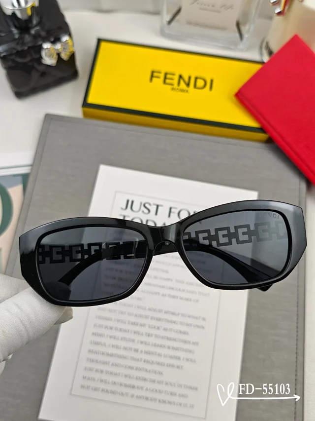 Fendi Eyewear Square sunglasses with FF-pattern temples product detail image 5